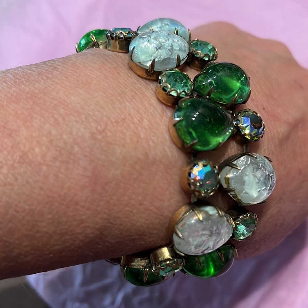 Bracelet - REGENCY - 7.5” x 1” Silver Confetti Thermoset Lucite
